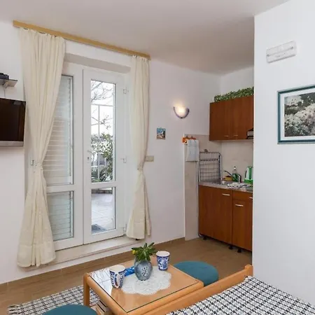 Green Harmony - Studio With Terrace And Shared Swimming ... Apartmán